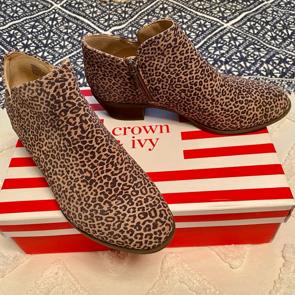Crown and Ivy women’s Leather Leopard print bootie with zipper.